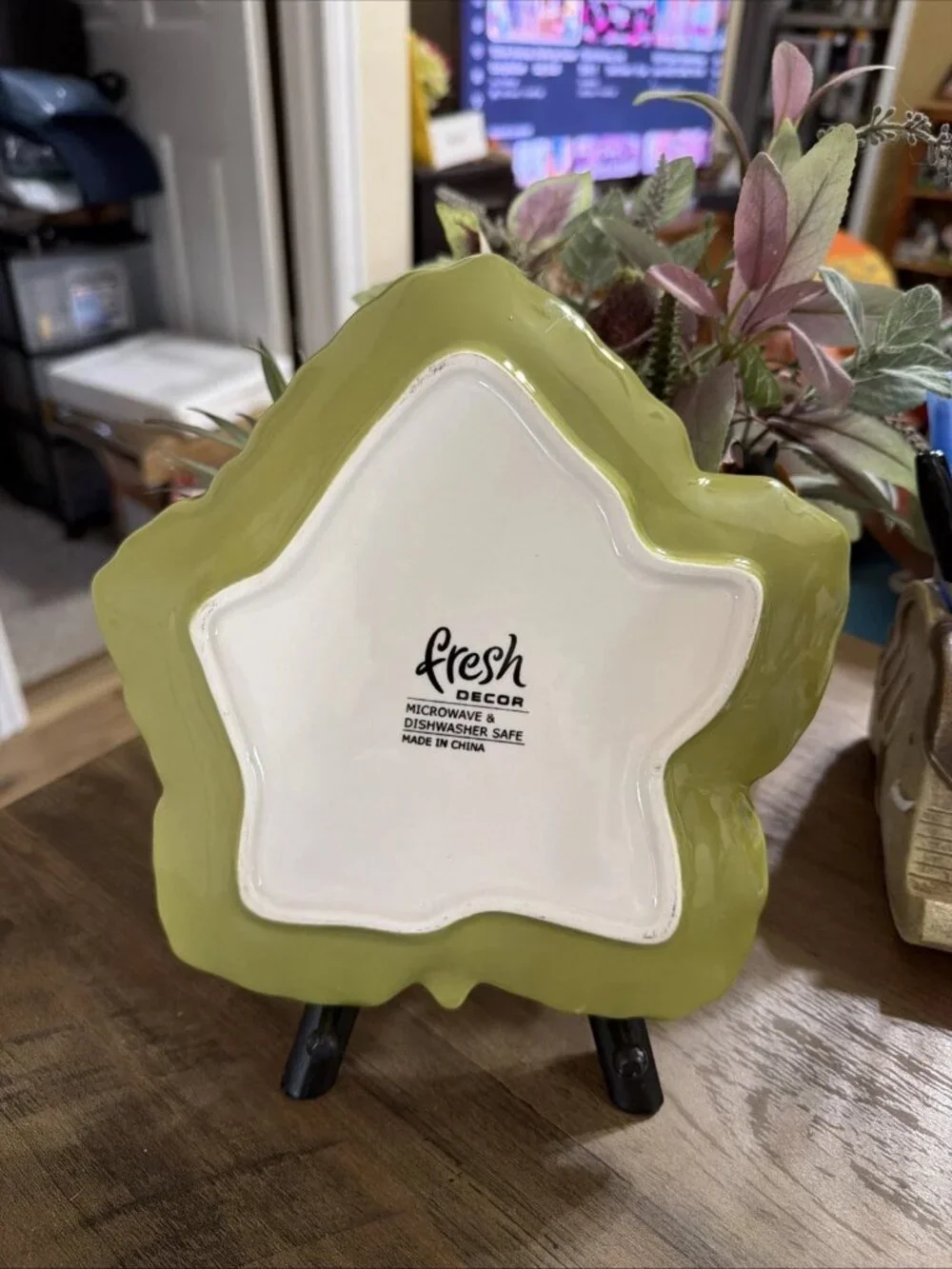Green Leaf-Shaped Ceramic Plate, Embossed Vein Patterns, Scalloped Border